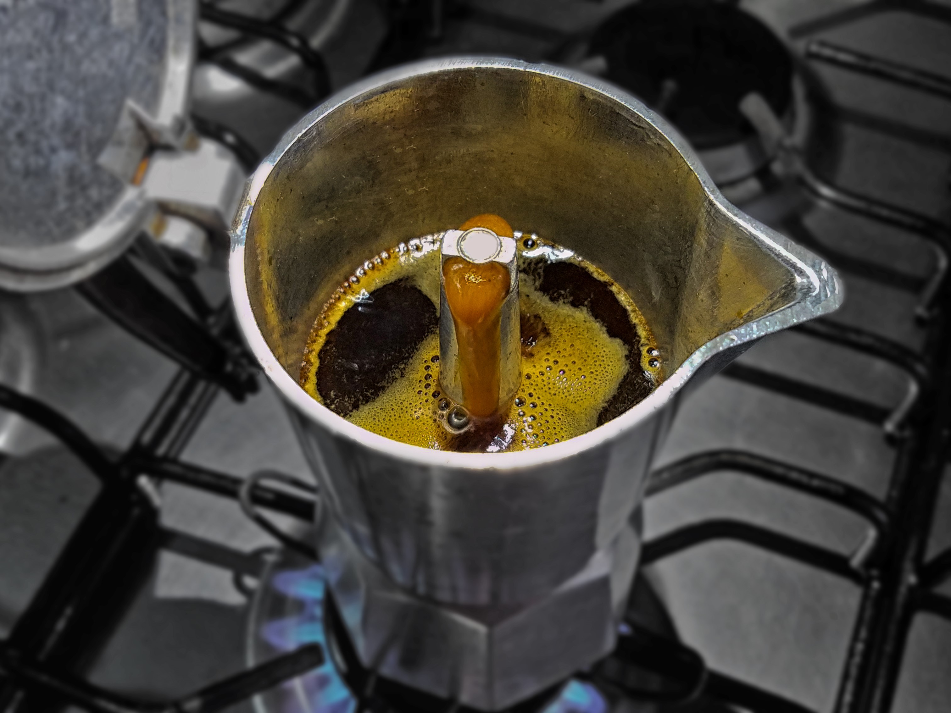 Káva robená v hliníkom kávovare Greca